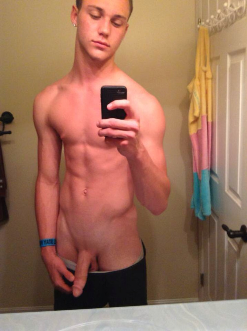 Hot Twink AndyRaak4 Goes Fully Naked